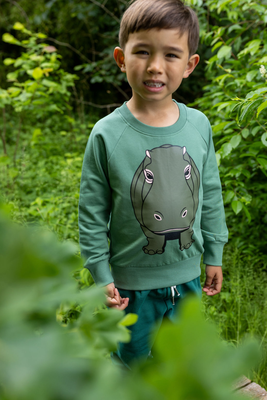 Skøn grøn sweatshirt til børn med print af flodhest