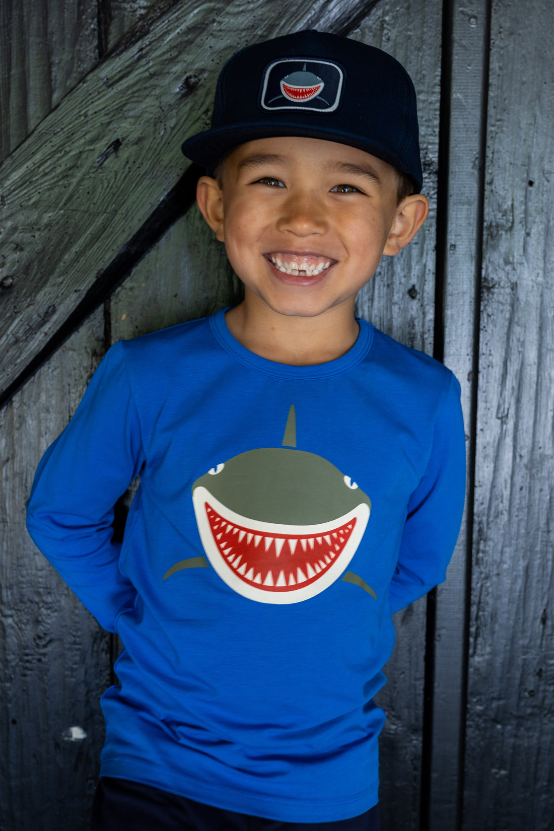 Blå bluse til børn med print af haj
