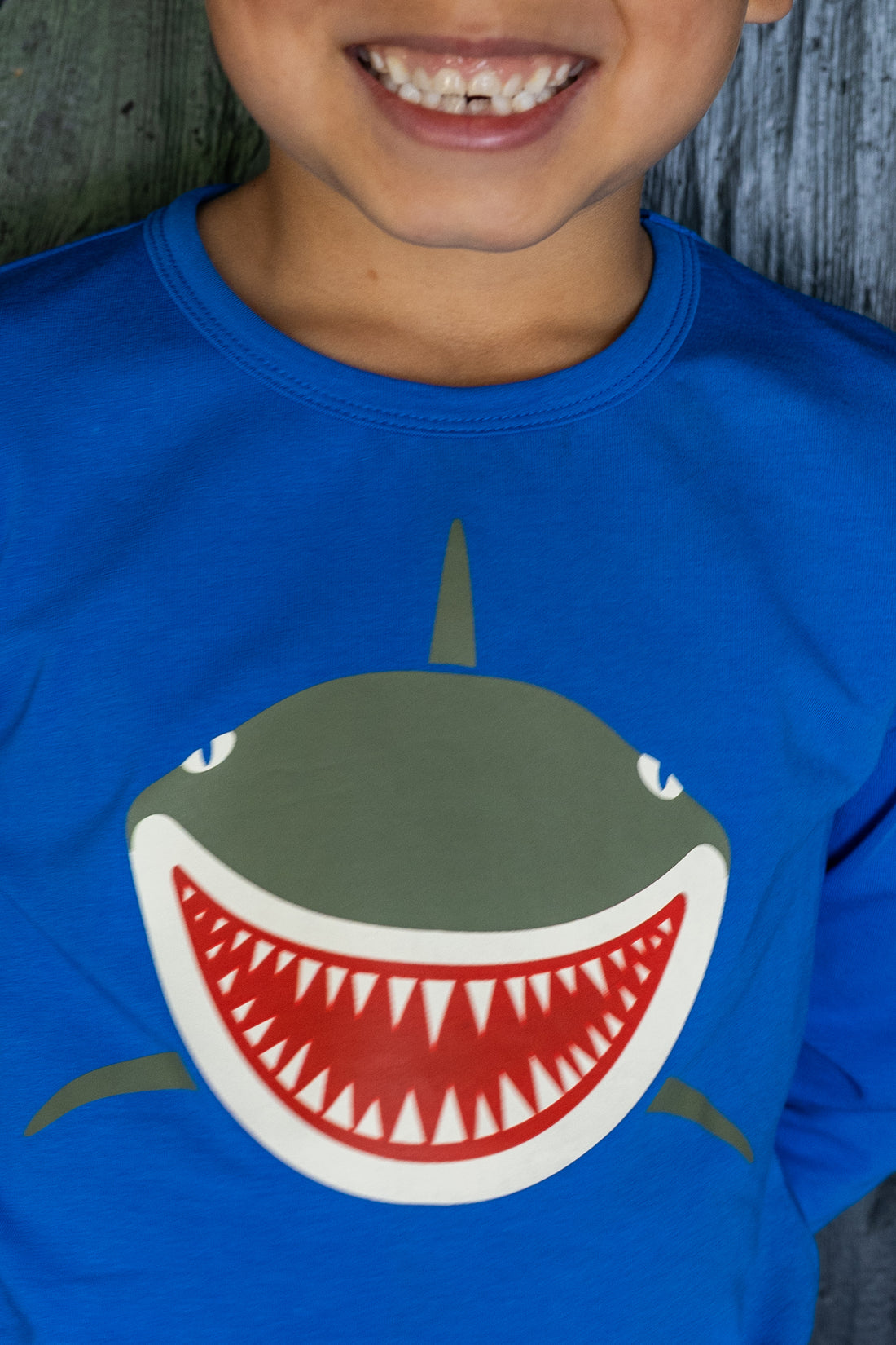 Blå bluse til børn med print af haj