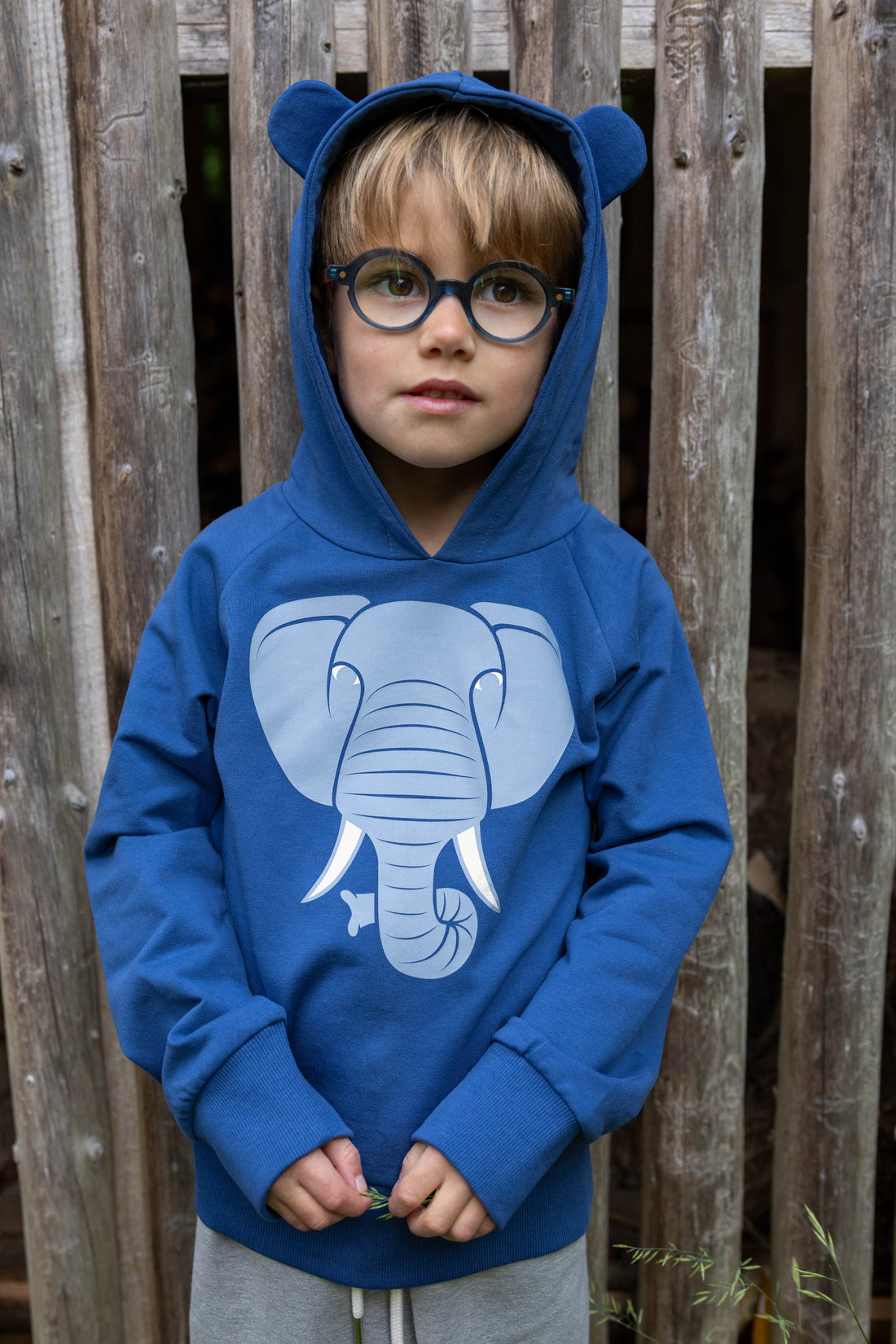 Skøn blå hættetrøje til børn med print af elefant