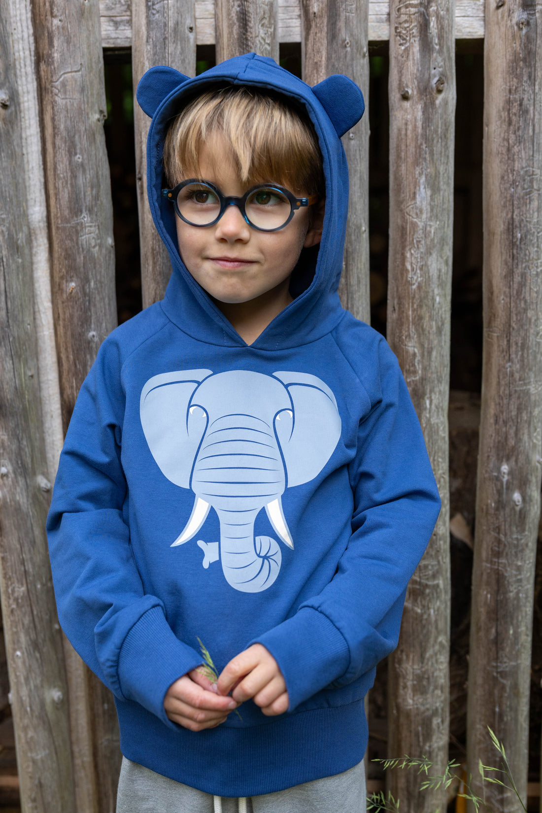 Skøn blå hættetrøje til børn med print af elefant