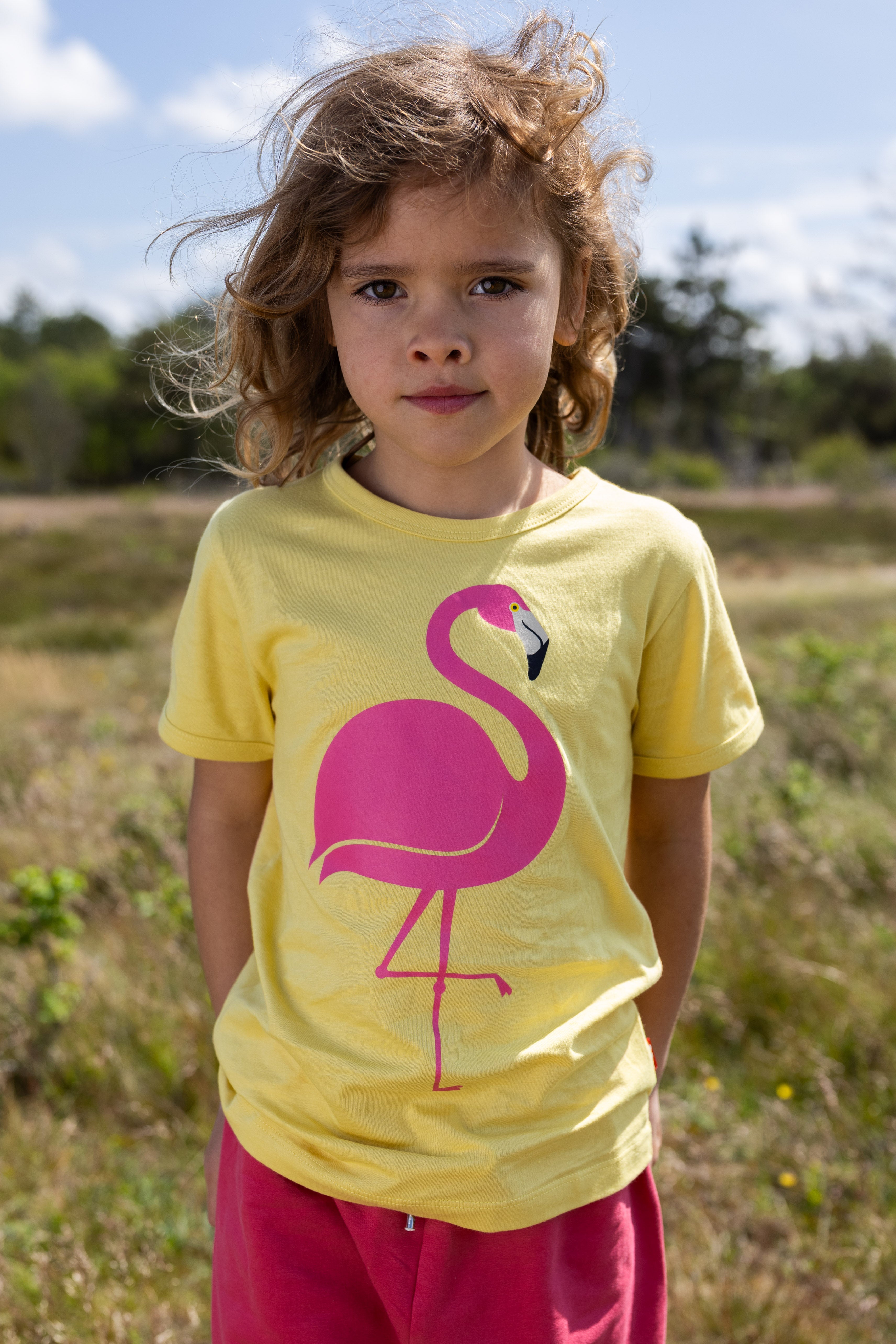 Gul t-shirt med pink flamingo print.