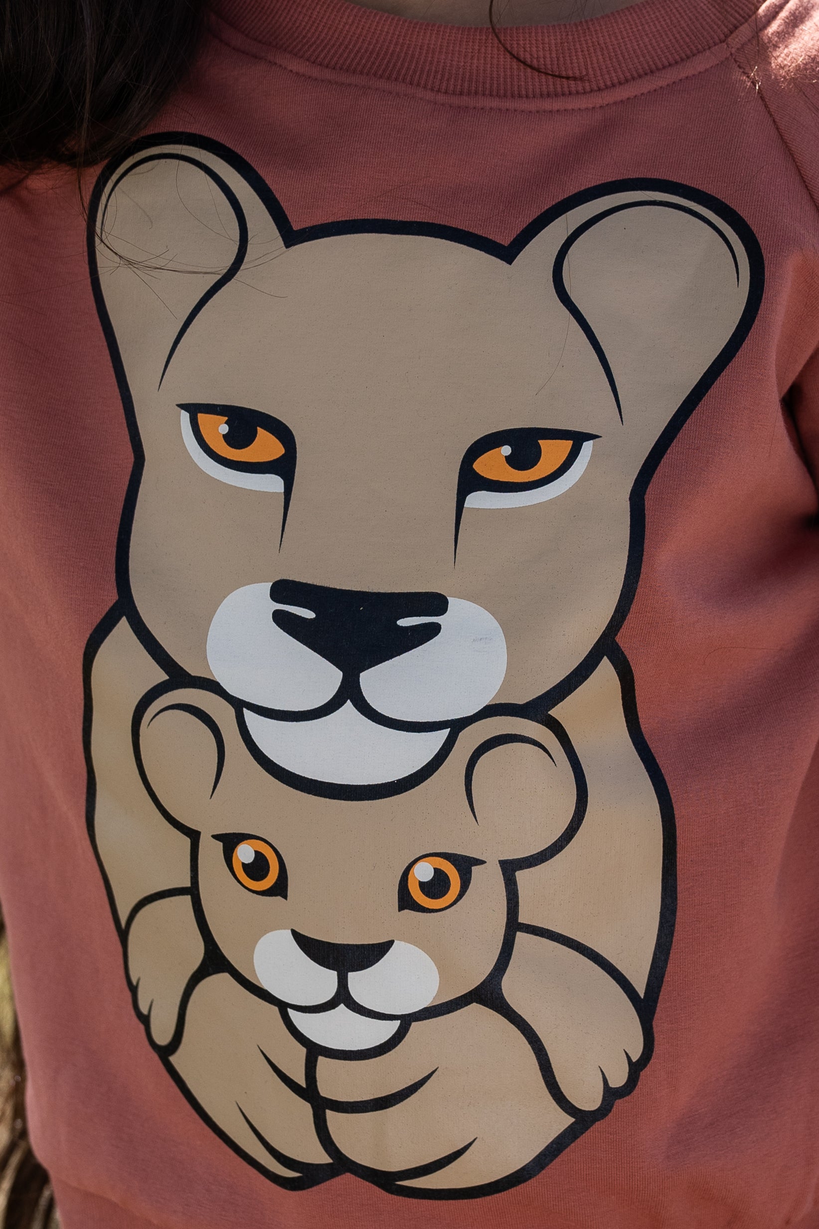 Skøn sweatshirt til børn med print af en løvemor og en løveunge