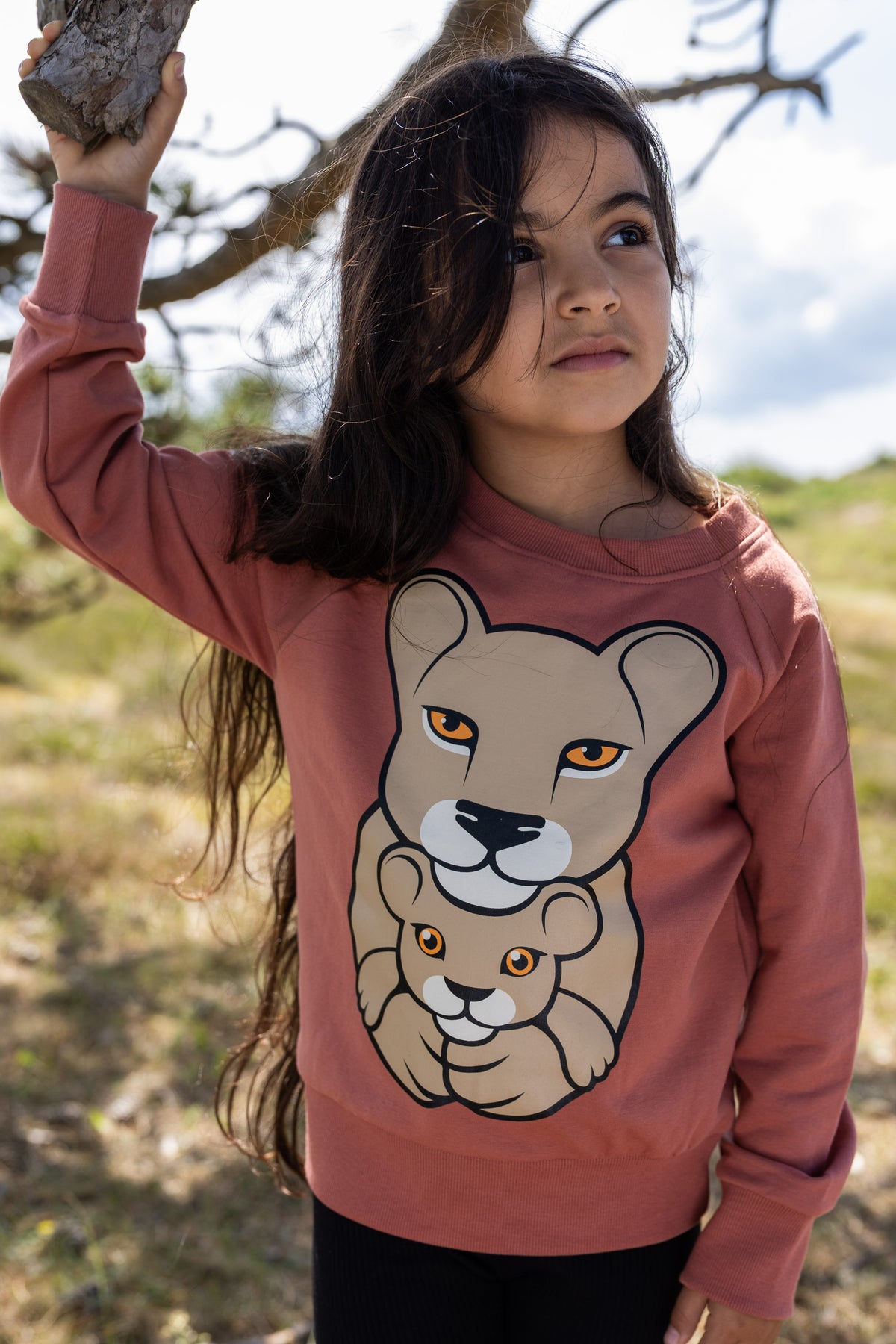 Skøn sweatshirt til børn med print af en løvemor og en løveunge