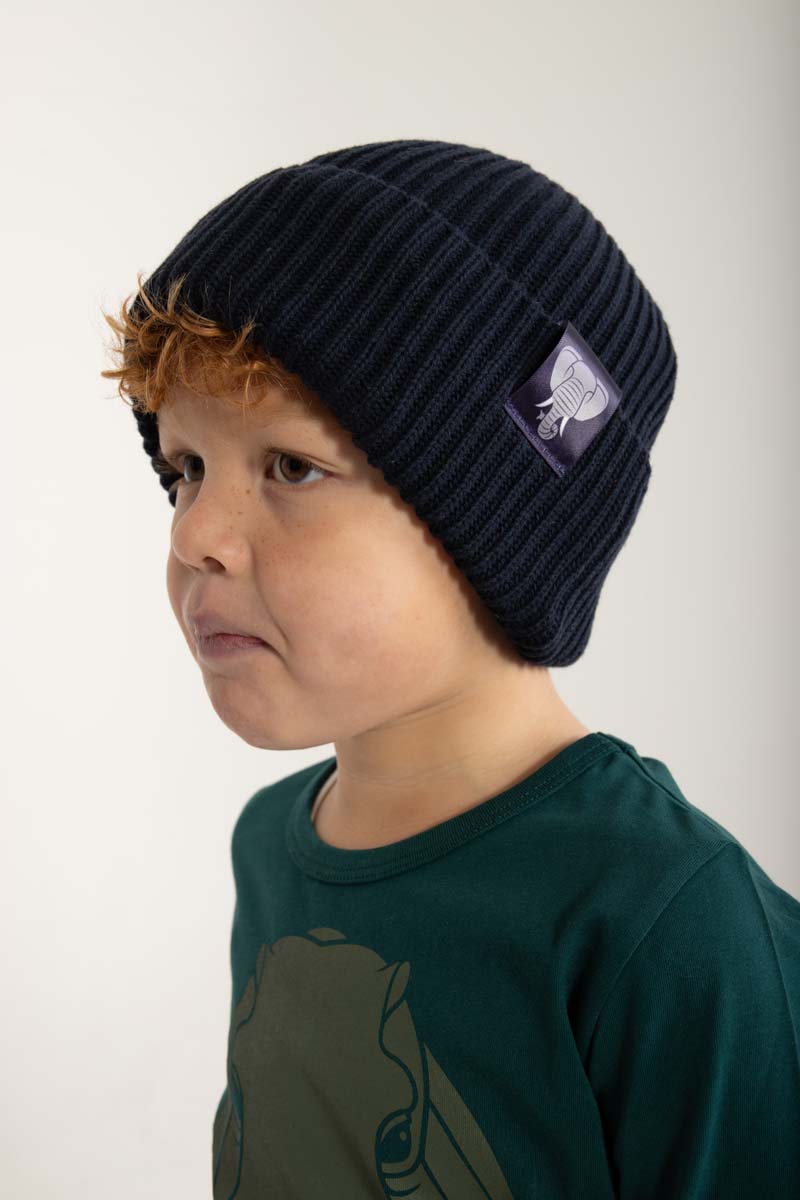 Sød og varm hue til børn i navyblå og med logo af elefant