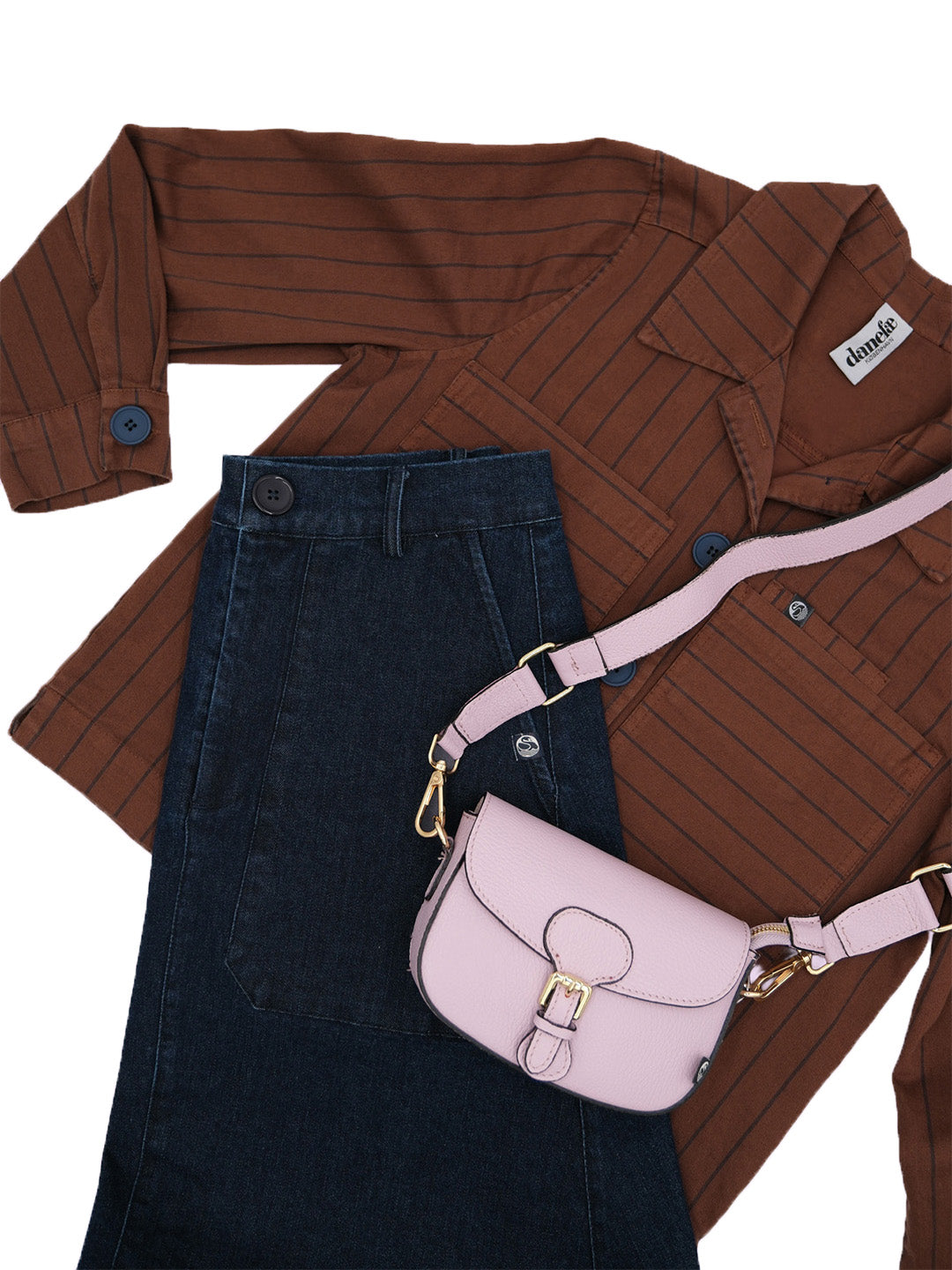 Smuk og kompakt lyslilla skuldertaske i læder med crossbodyrem