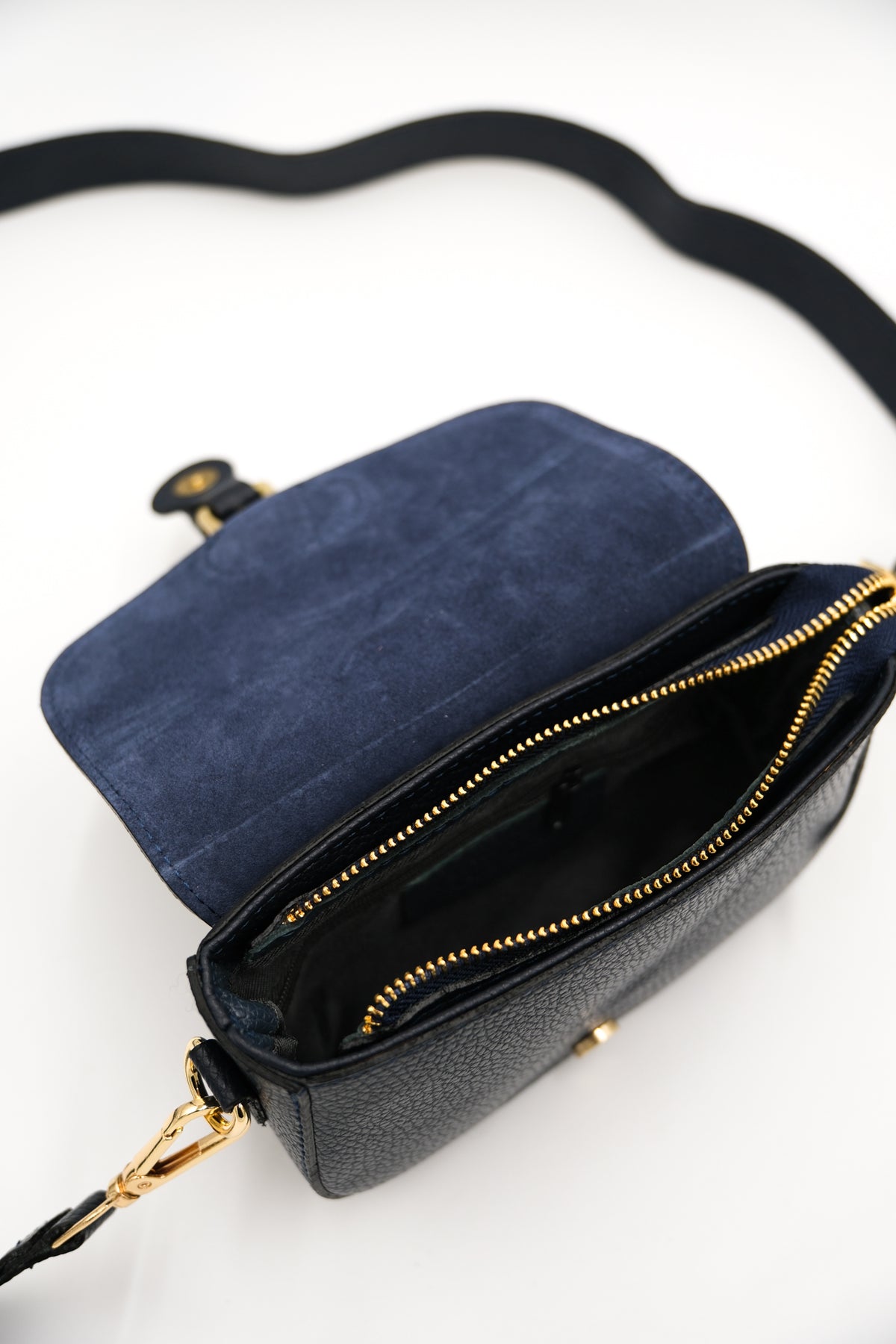 Smuk og kompakt navyblå taske i læder med crossbodyrem