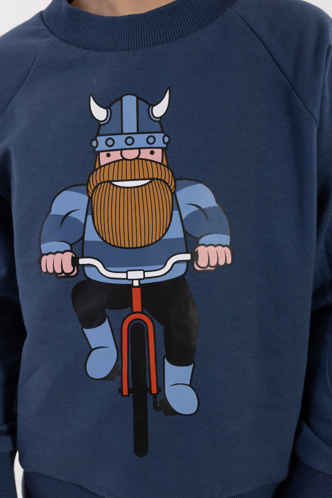 Sød gråblå sweatshirt til børn med print af viking på cykel