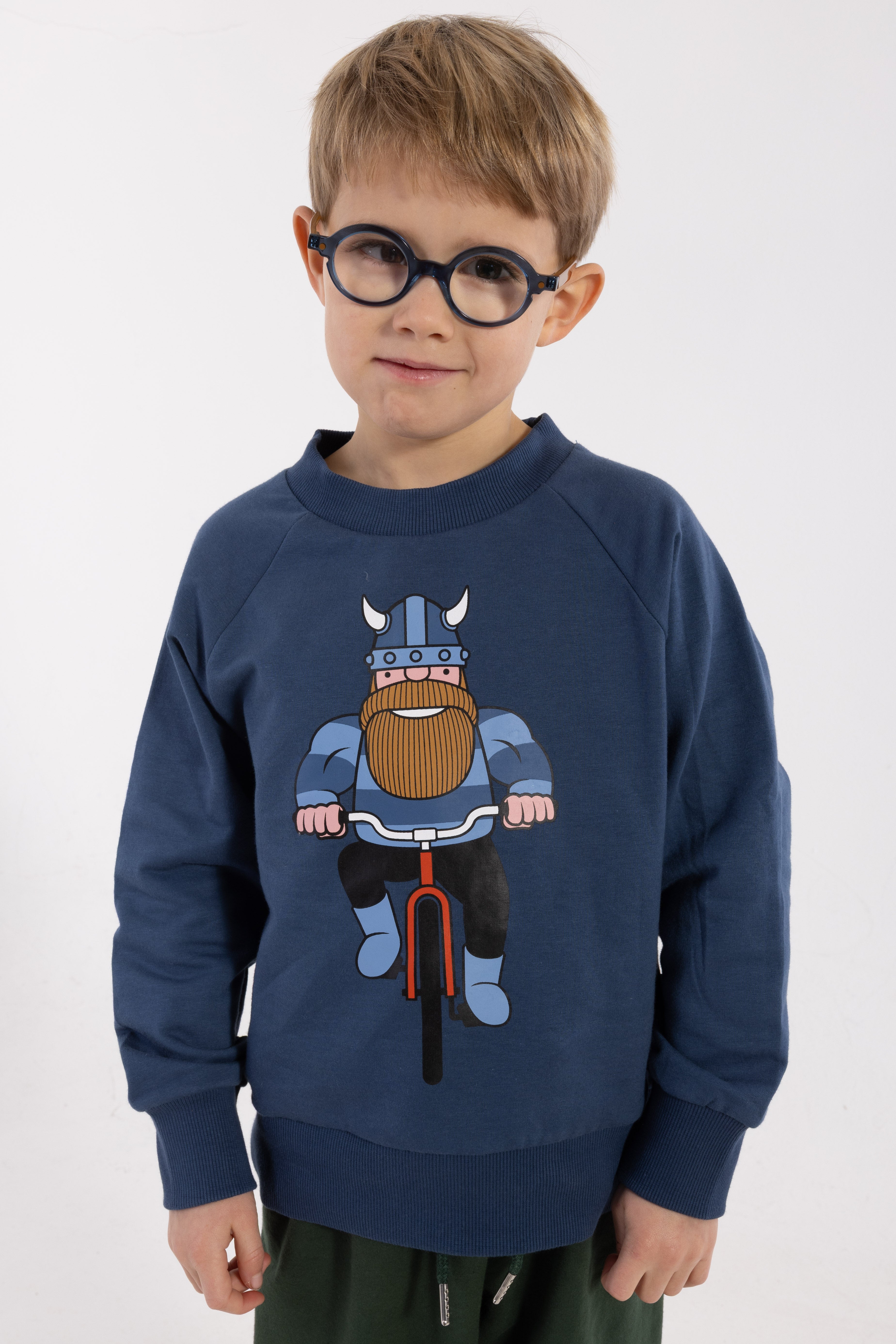Sød gråblå sweatshirt til børn med print af viking på cykel