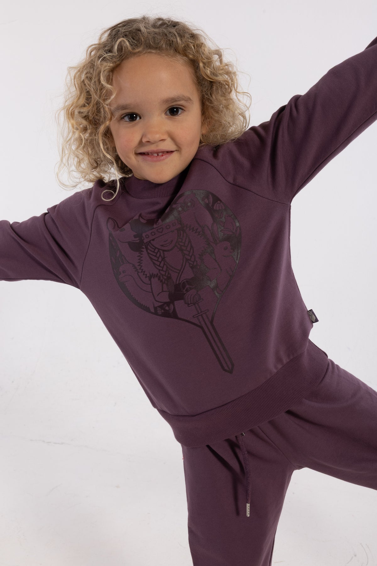 Sød grålilla sweatshirt til børn med print af vikingen Freja