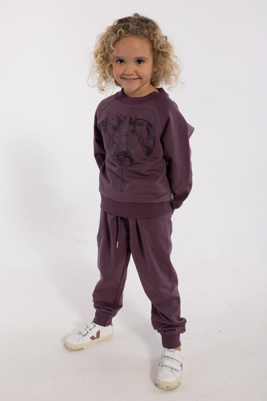 Sød grålilla sweatshirt til børn med print af vikingen Freja