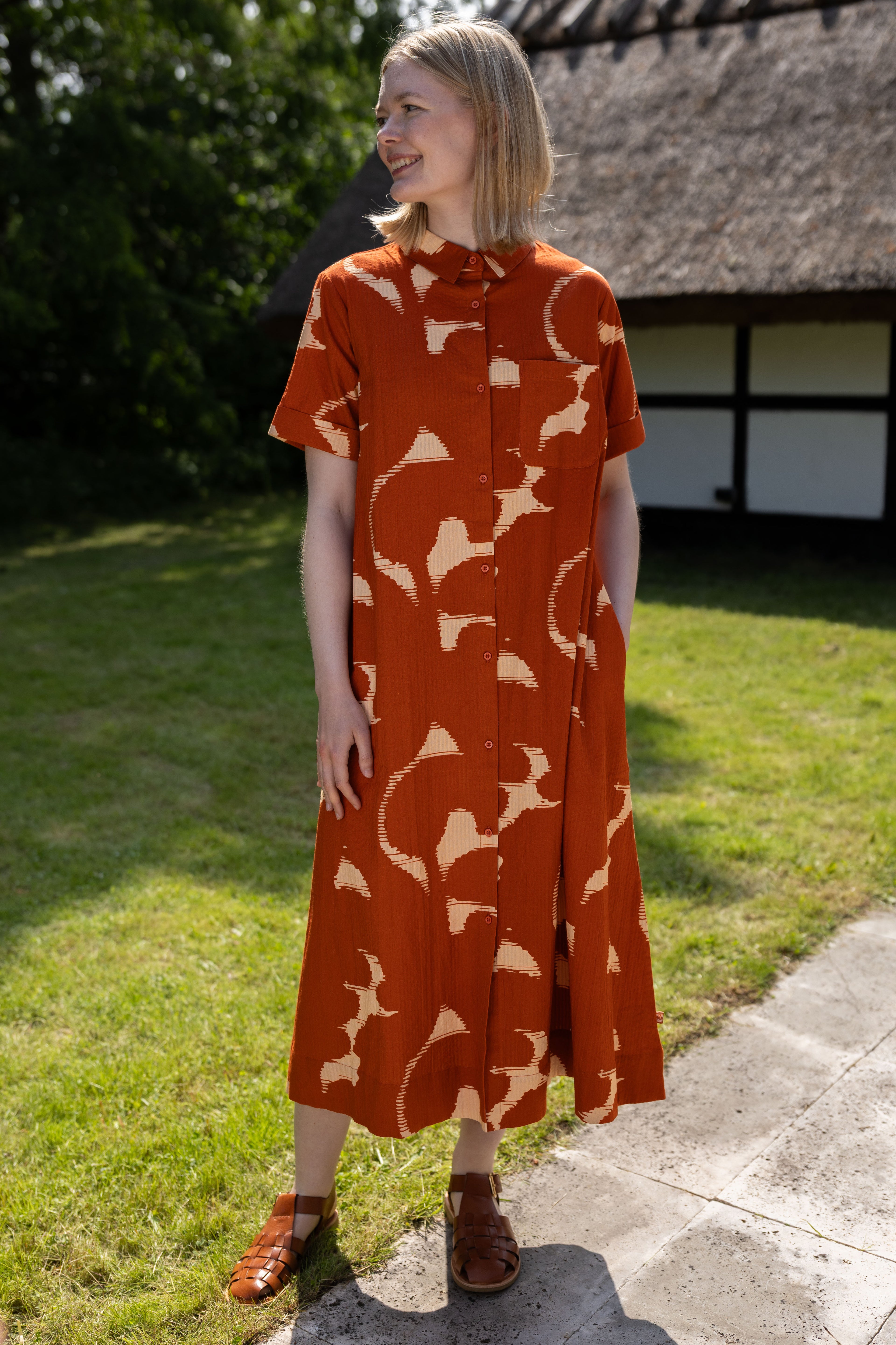 Fin bæk og bølge skjortekjole i orangebrunt og sandfarvet mønster til kvinder