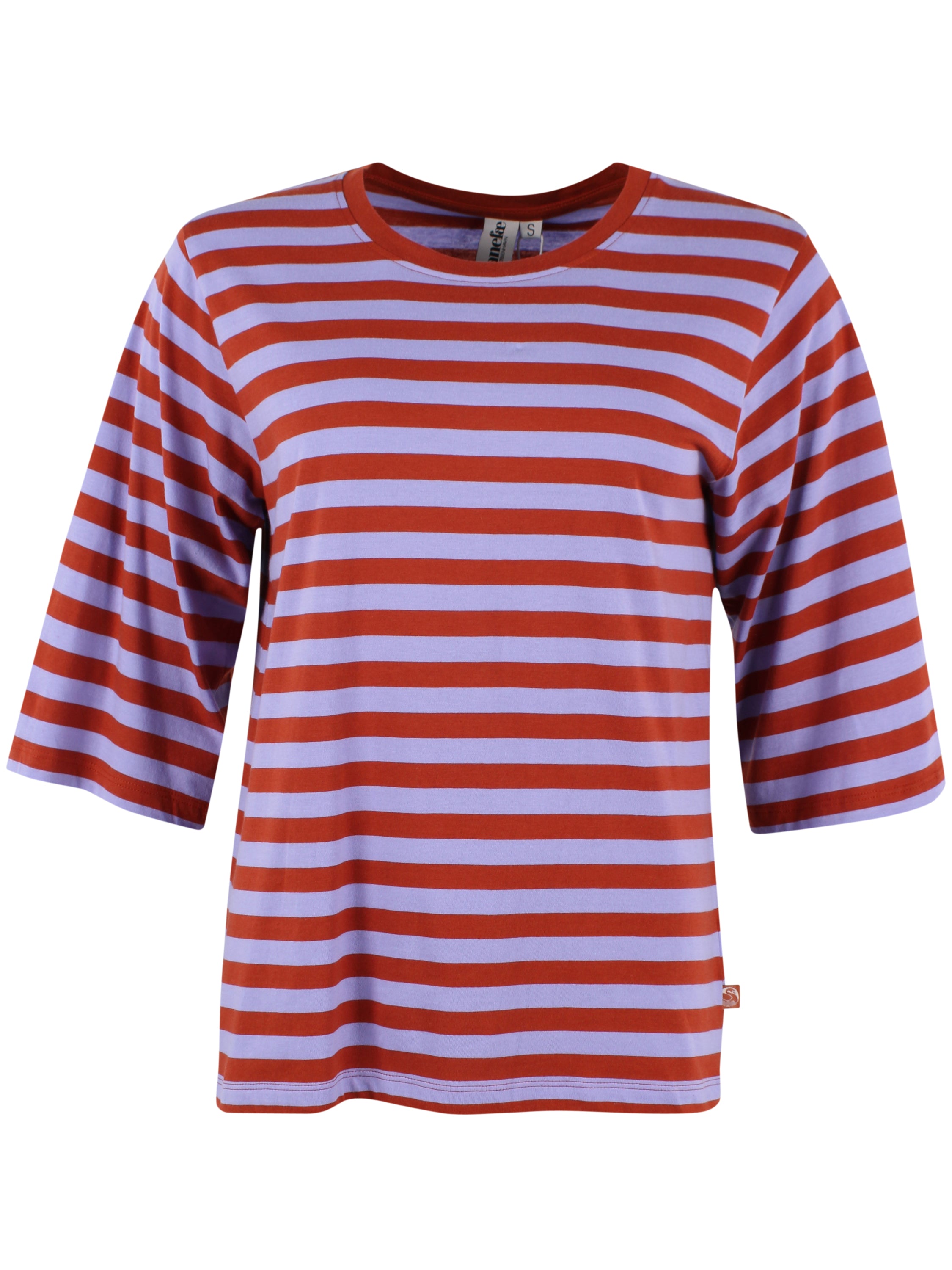 Fin t-shirt med striber i lyslilla og brændt rød, rund hals og lidt længere ærmer til kvinder
