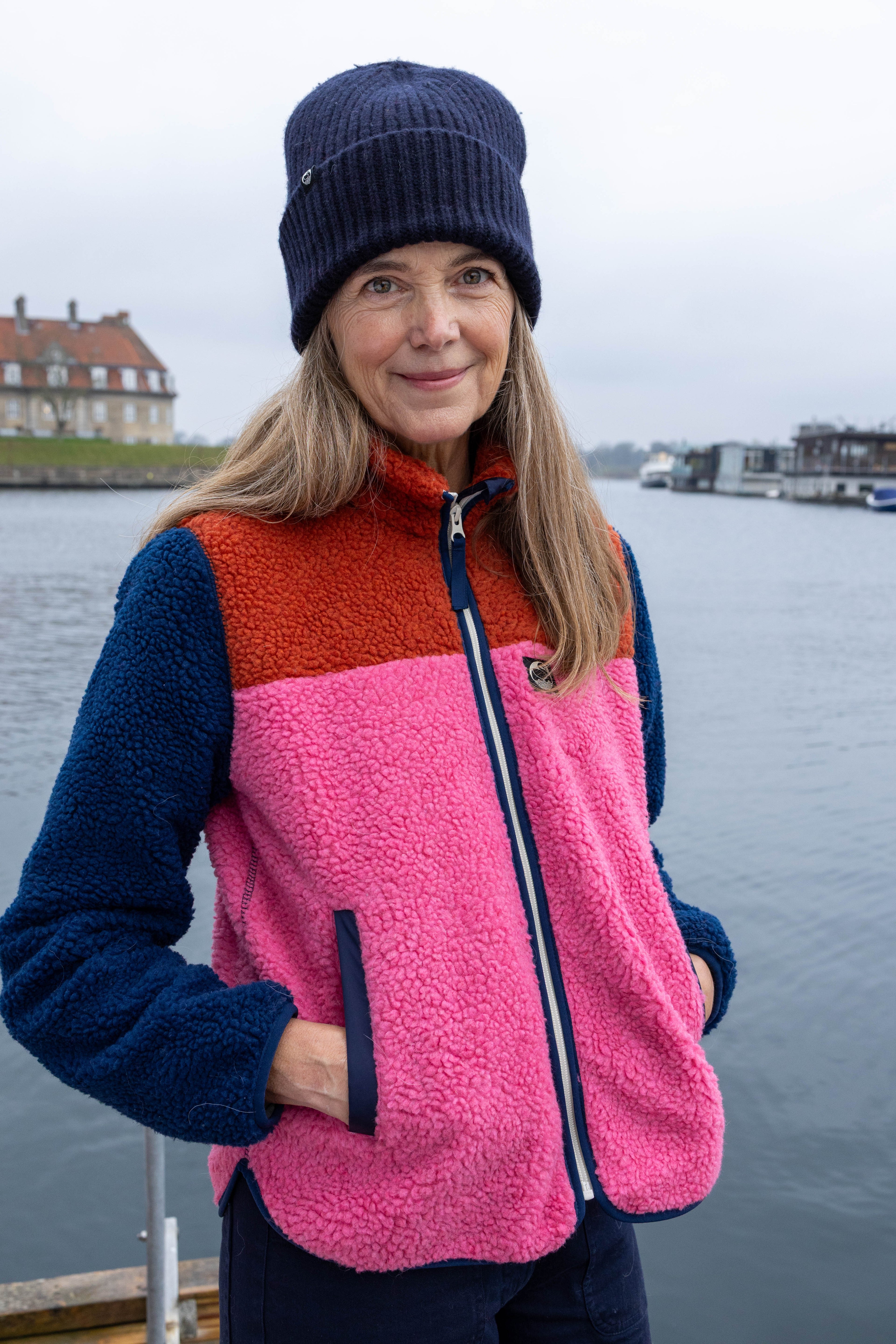 Lækker zip-up fleecejakke i blå, røde og lyserøde nuancer til kvinder