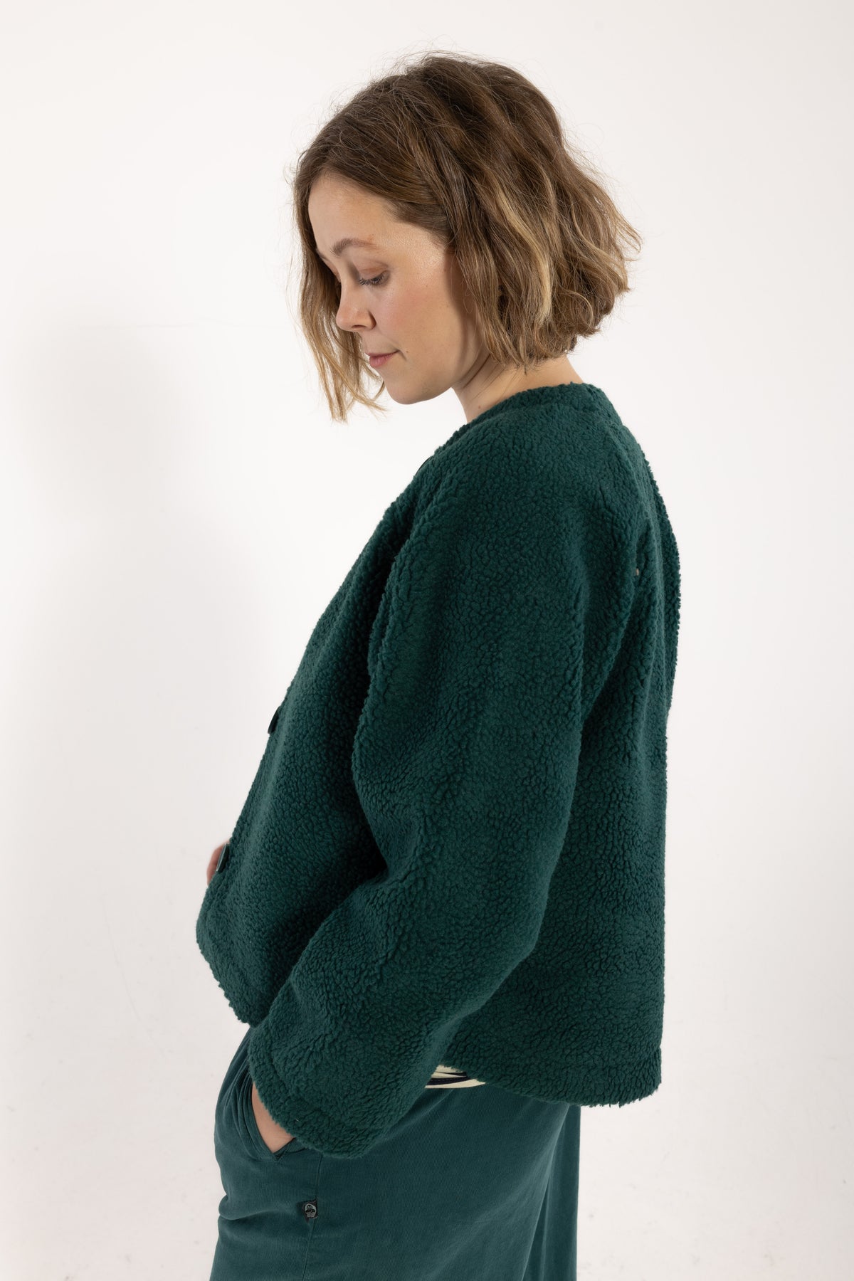 Elegant fuzzy fleecejakke i mørkegrøn med rund hals og knapper til kvinder