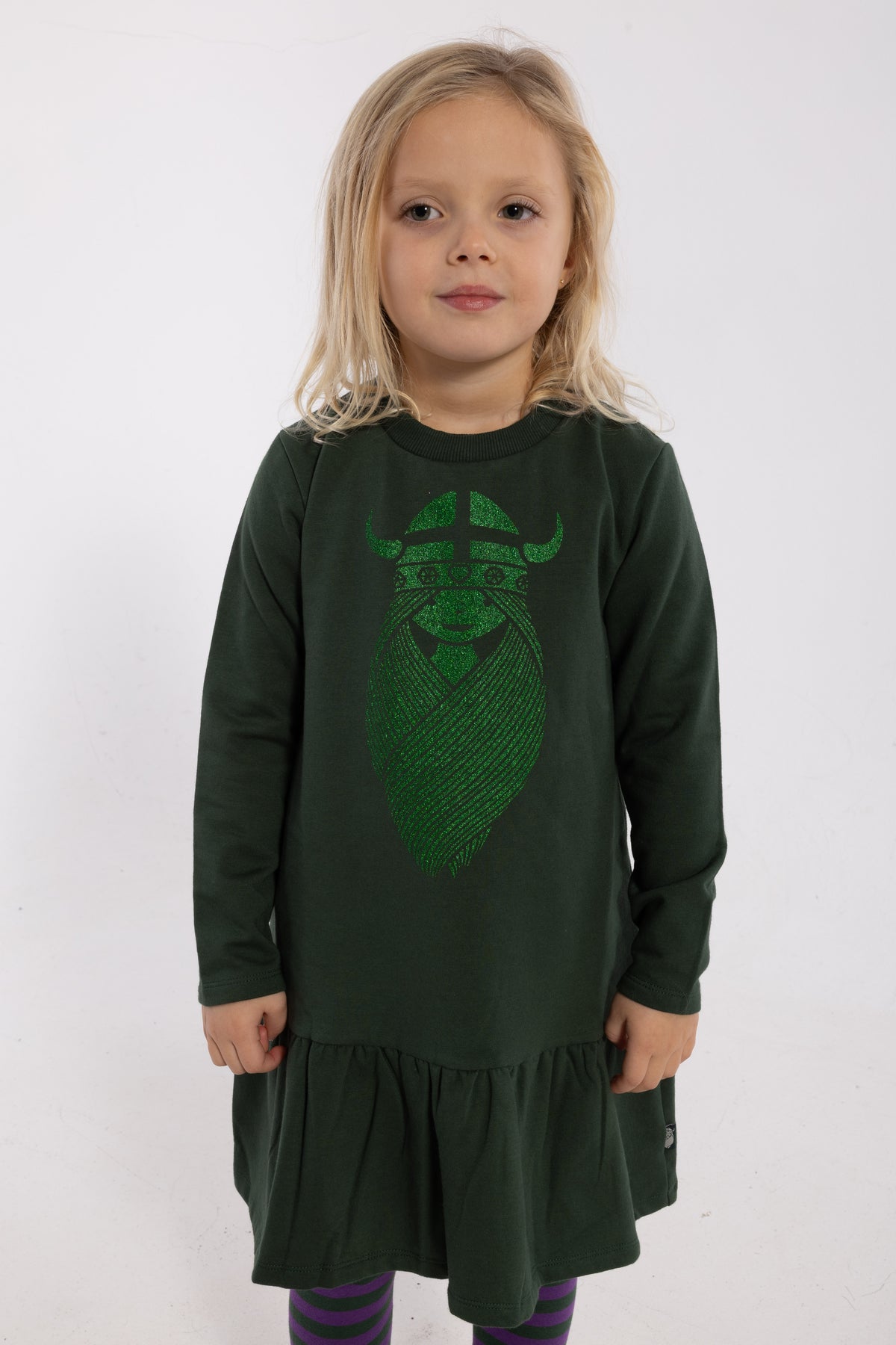 Fin grøn kjole med glitterprint af vikingen Freja til børn