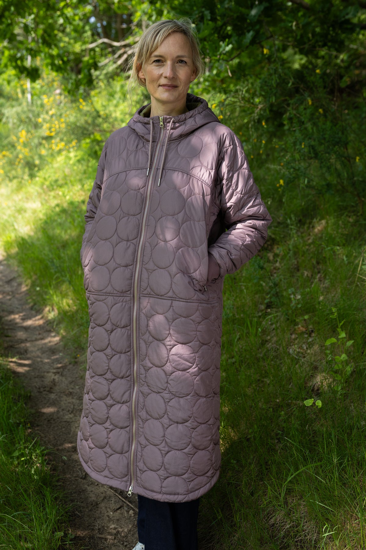 Lang quiltet termojakke i mauve til kvinder