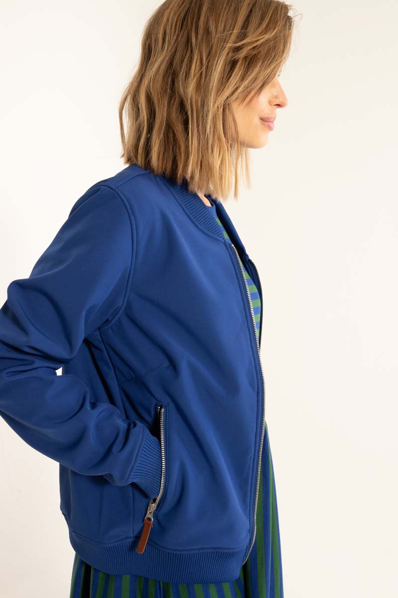Kort softshell jakke til kvinder i blå