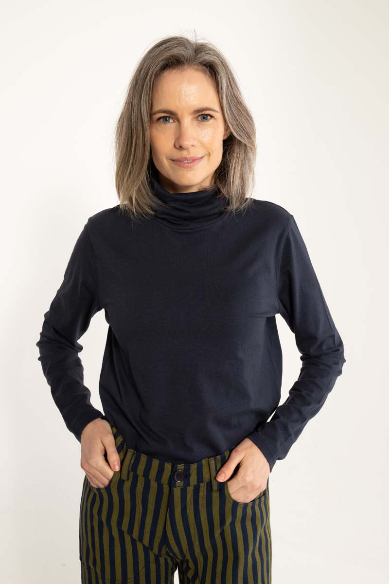 Bluse med høj hals i navy