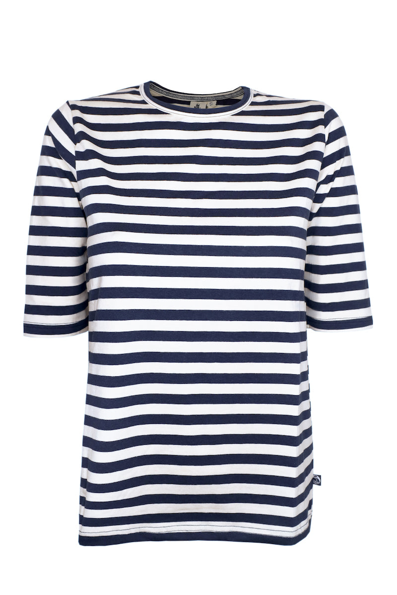 Lækker t-shirt med striber i navyblå og knækket hvid til kvinder