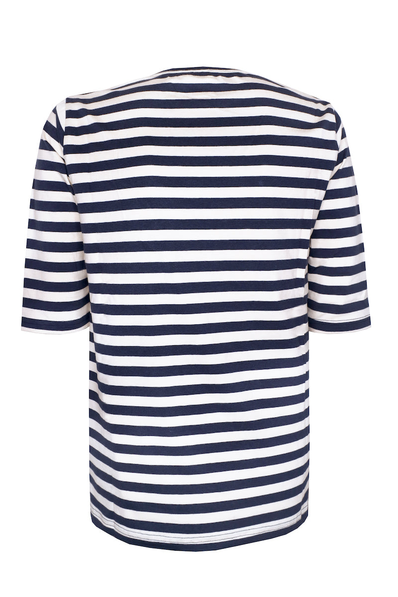 Lækker t-shirt med striber i navyblå og knækket hvid til kvinder