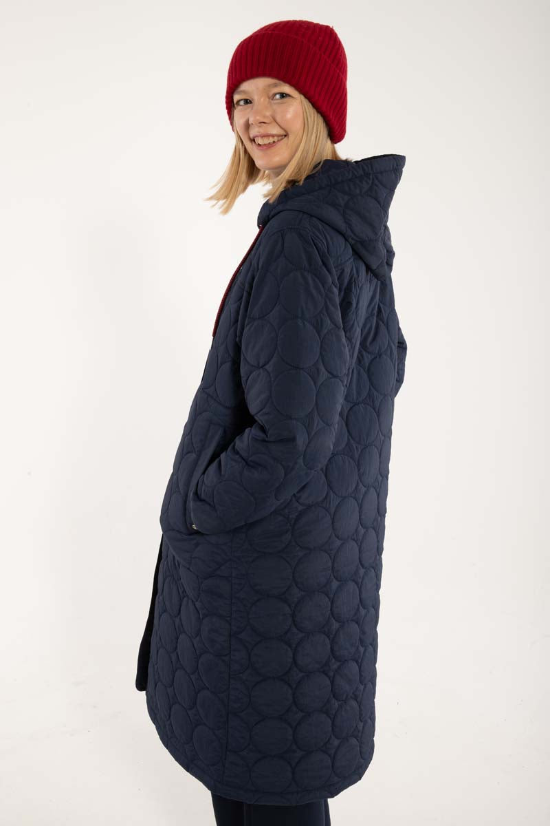 Lang quiltet termofrakke i navyblå til kvinder