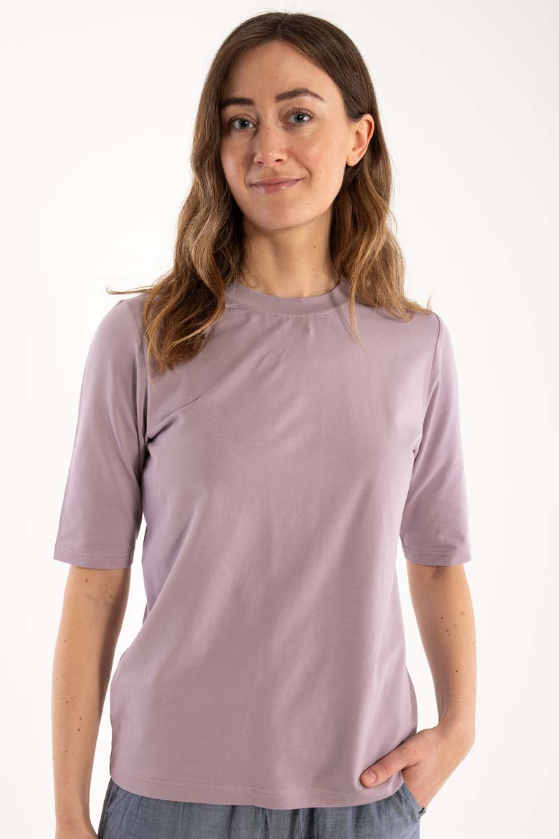 T-shirt i støvet rosa med violette undertoner til kvinder