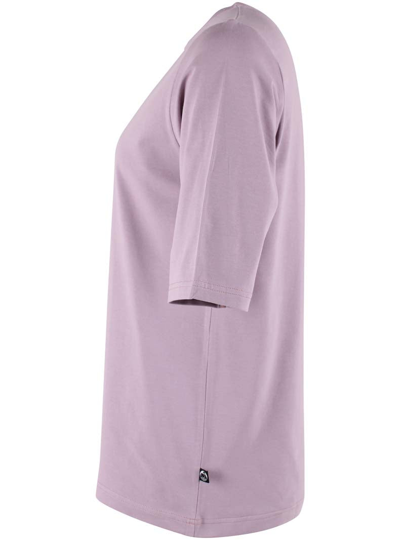 T-shirt i støvet rosa med violette undertoner til kvinder