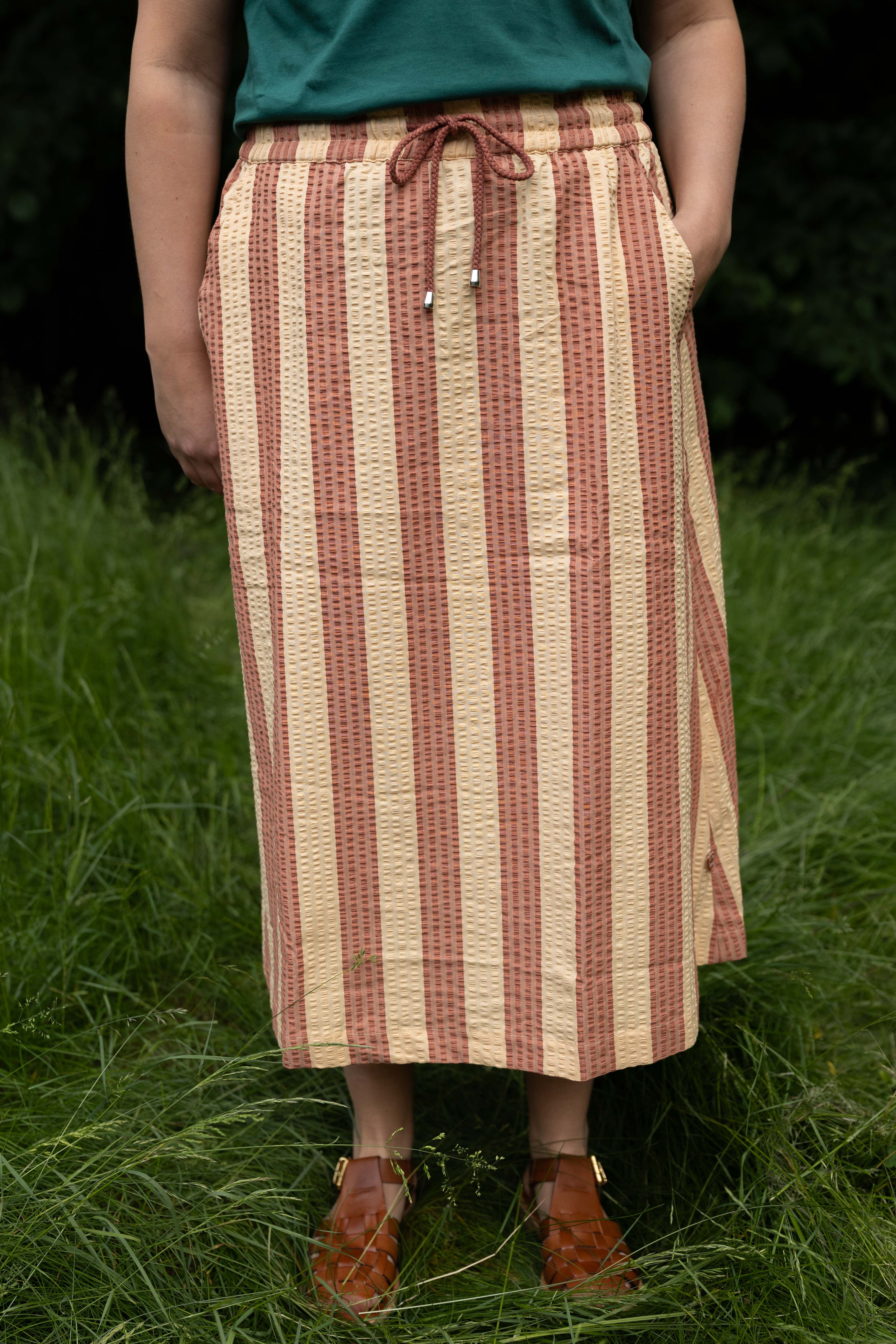 Sød bæk og bølge nederdel med orangebrune og sandfarvede striber til kvinder