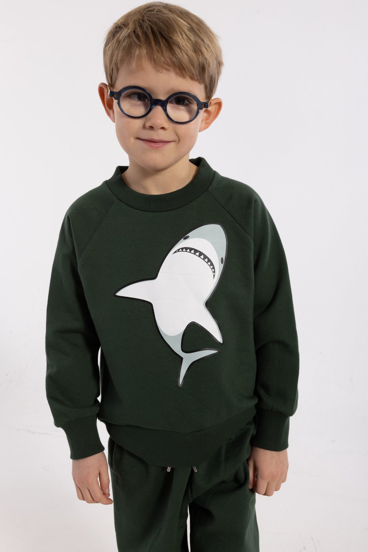 Skøn mørkegrøn sweatshirt til børn med sejt print af haj