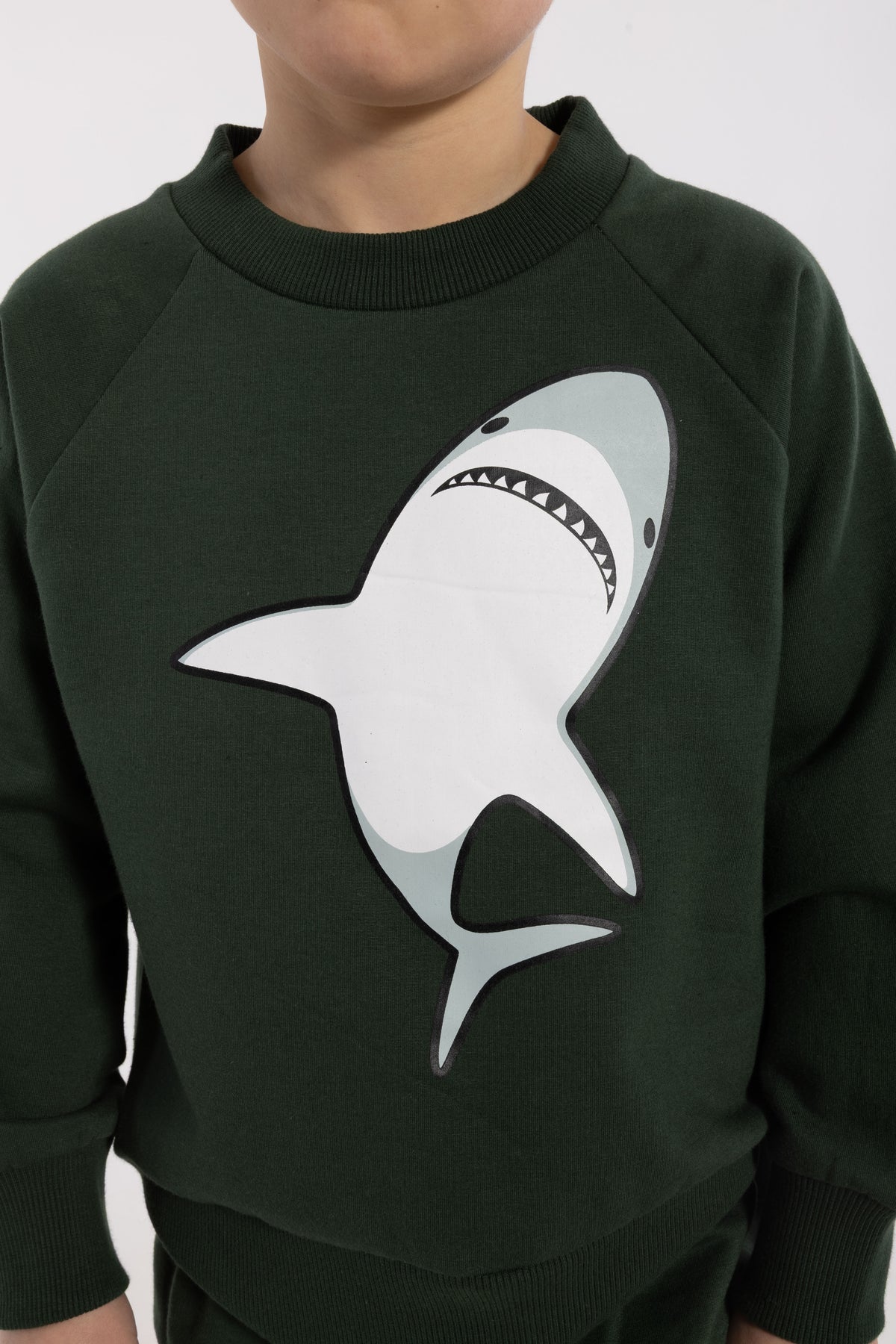 Skøn mørkegrøn sweatshirt til børn med sejt print af haj