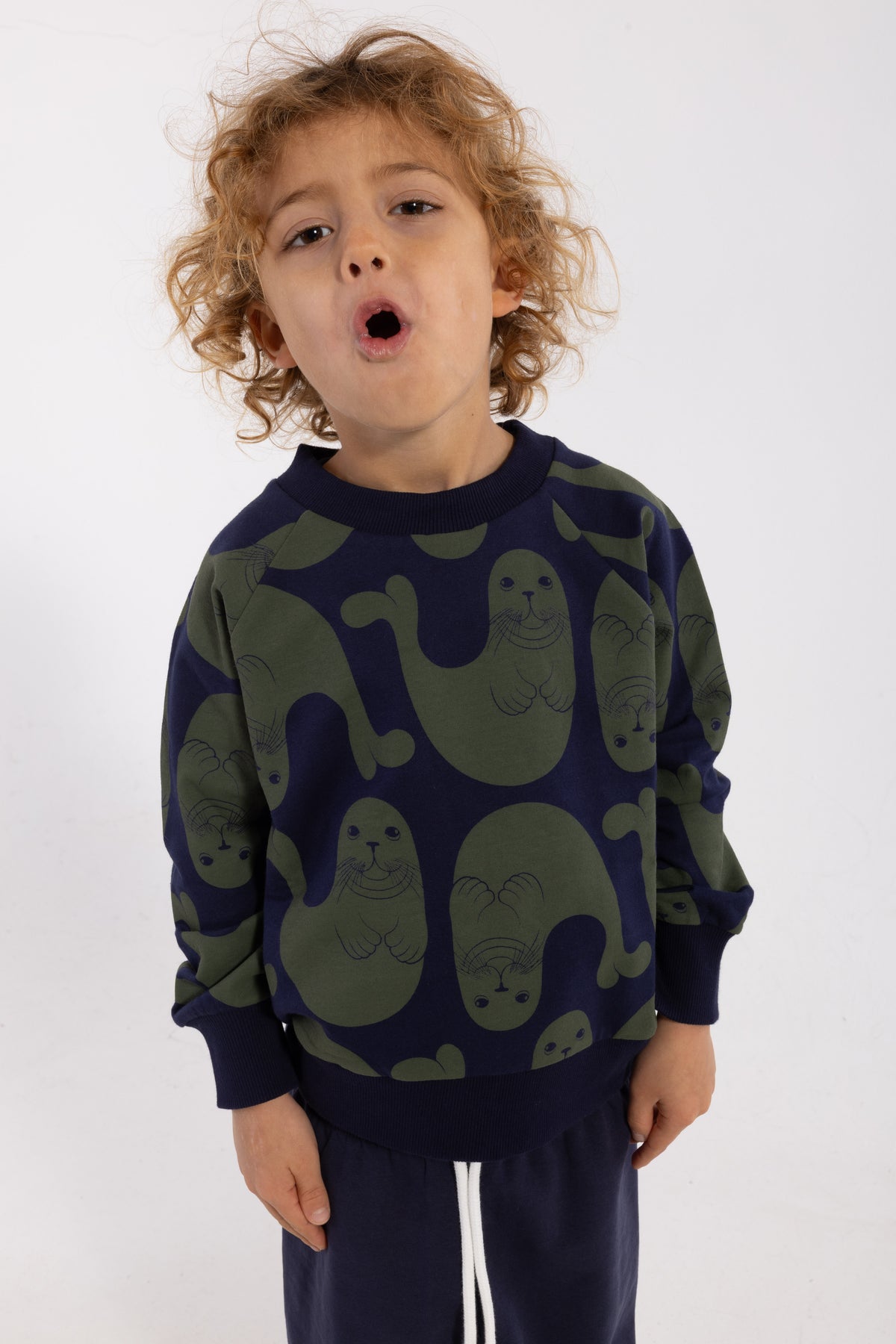 Skøn navyblå sweatshirt til børn med print af sæler