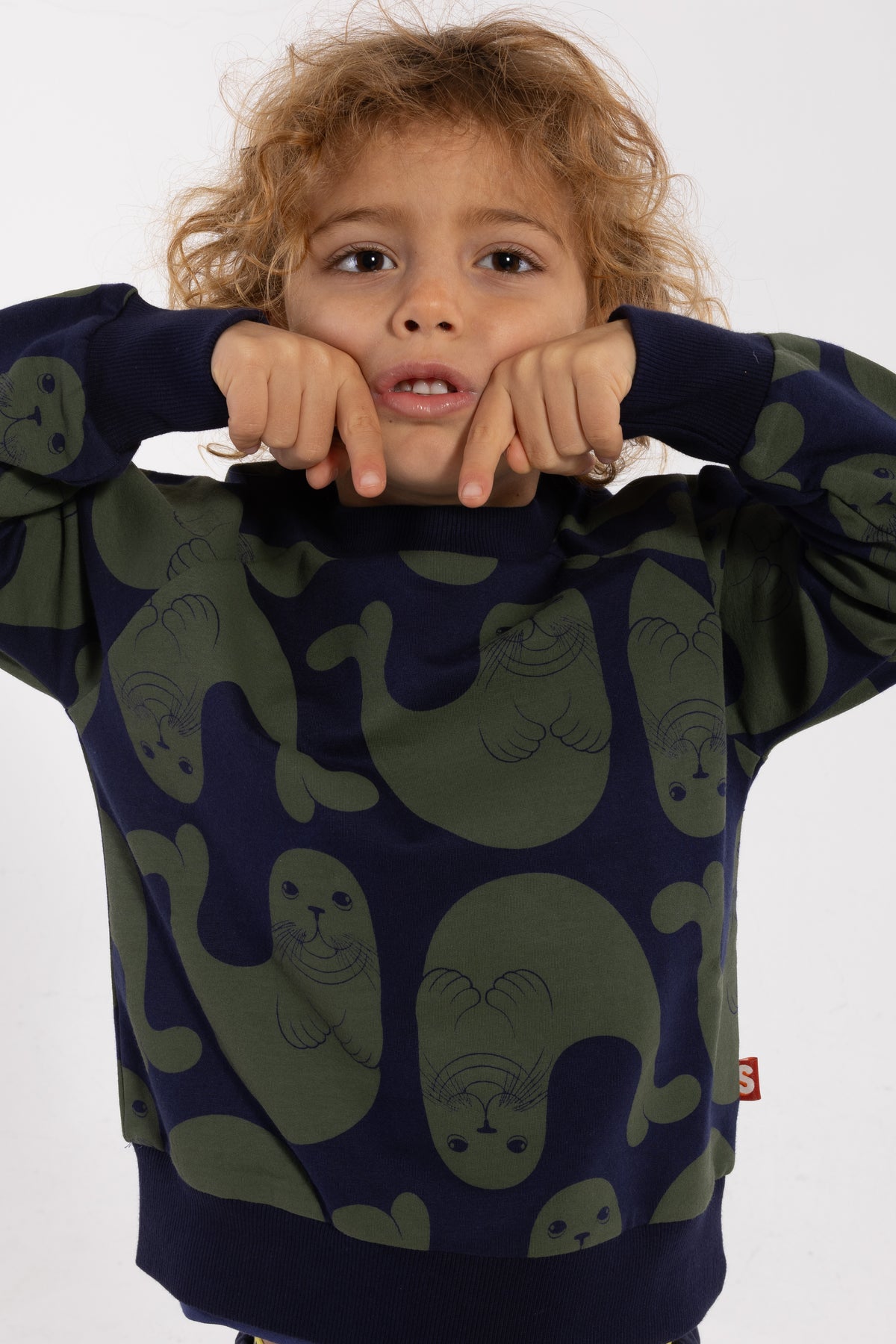Skøn navyblå sweatshirt til børn med print af sæler