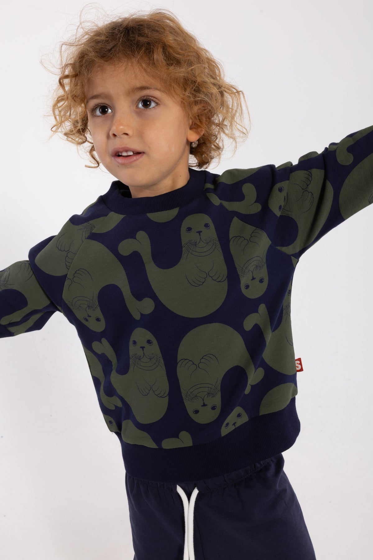 Skøn navyblå sweatshirt til børn med print af sæler