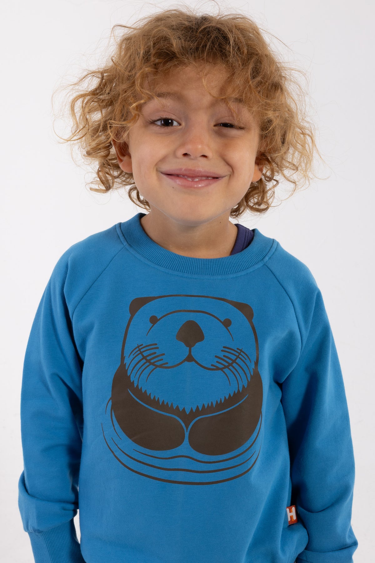 Skøn blå sweatshirt til børn med print af havodder