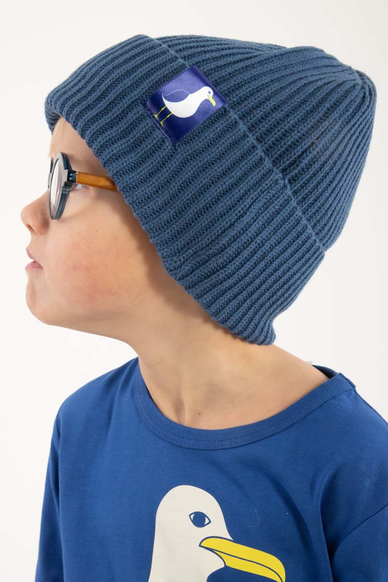 Fin blå hue til børn med lille logo af måge