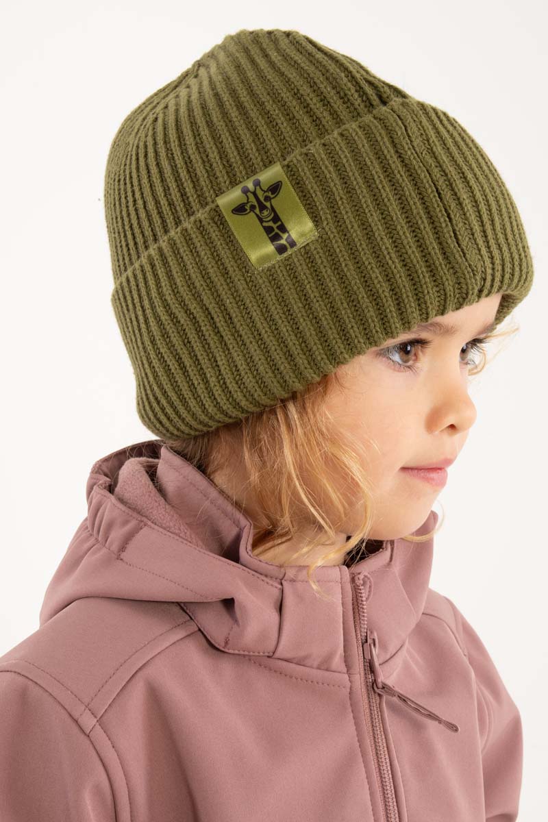 Sød olivengrøn hue til børn med lille logo af giraf