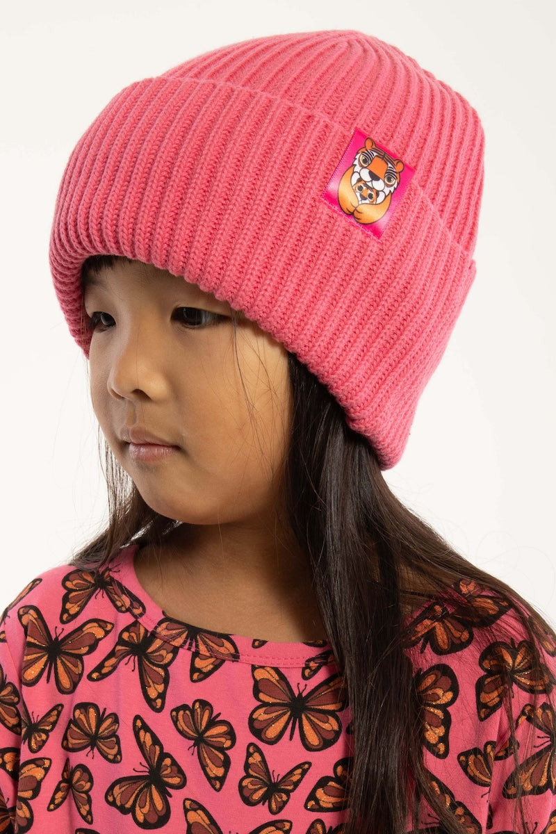 Sød og varm hue til børn i spicy pink med logo af tigermor og unge