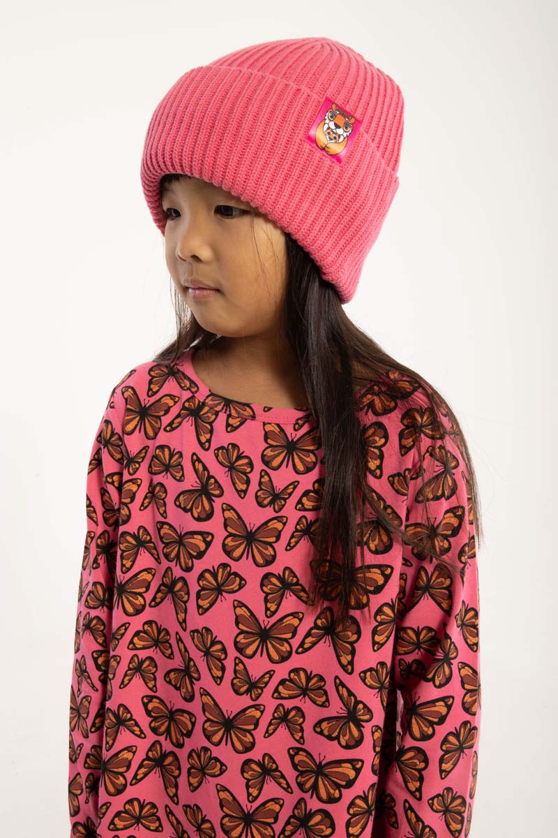 Sød og varm hue til børn i spicy pink med logo af tigermor og unge