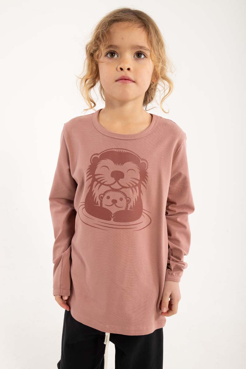 Lækker bluse til børn med print af oddermor og unge