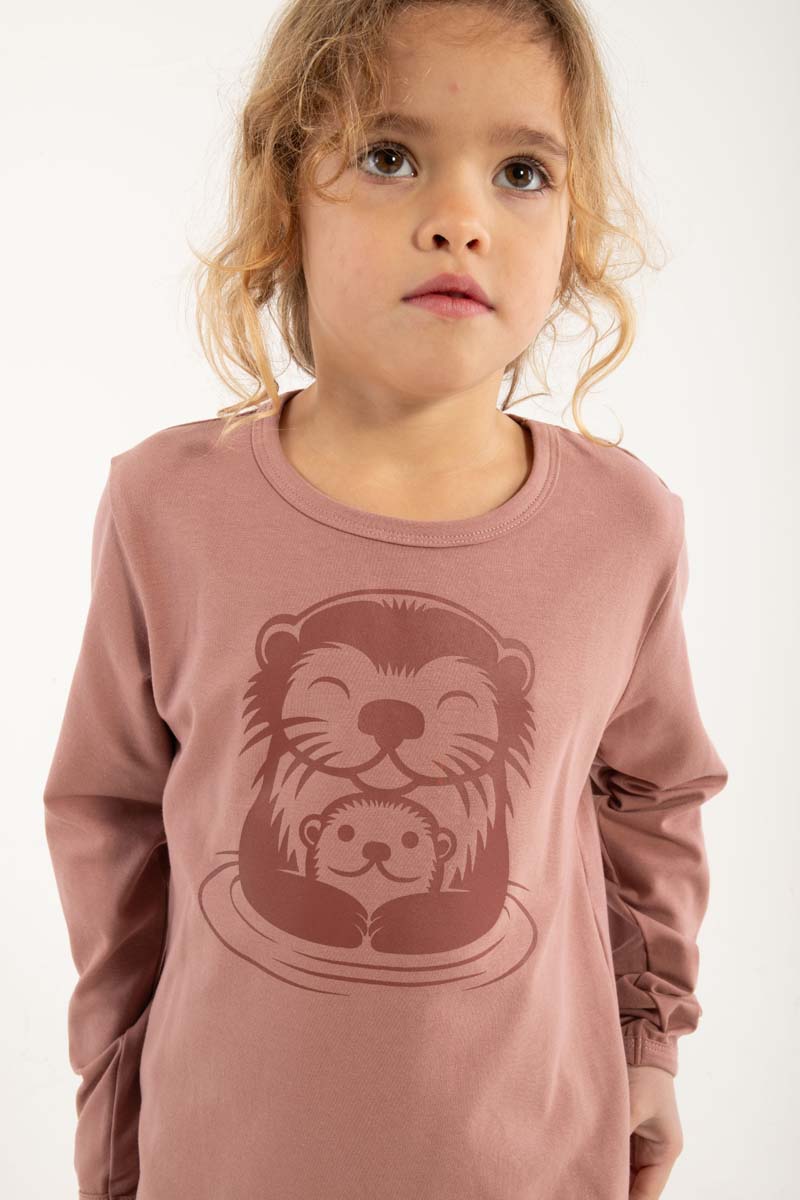 Lækker bluse til børn med print af oddermor og unge