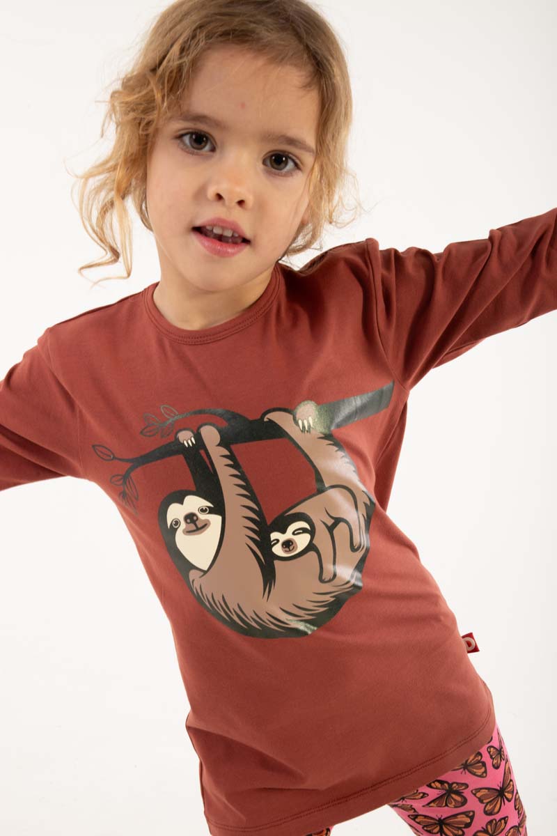 Lækker bluse til børn med print af dovendyrmor og unge