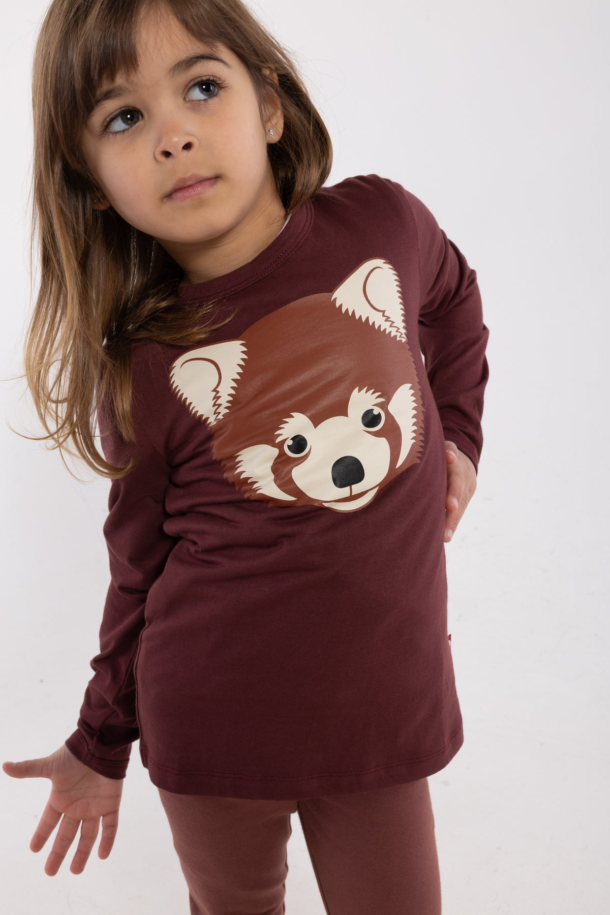 Sød langærmet bluse i vinrød med print af rød panda til børn fra Dyr Cph