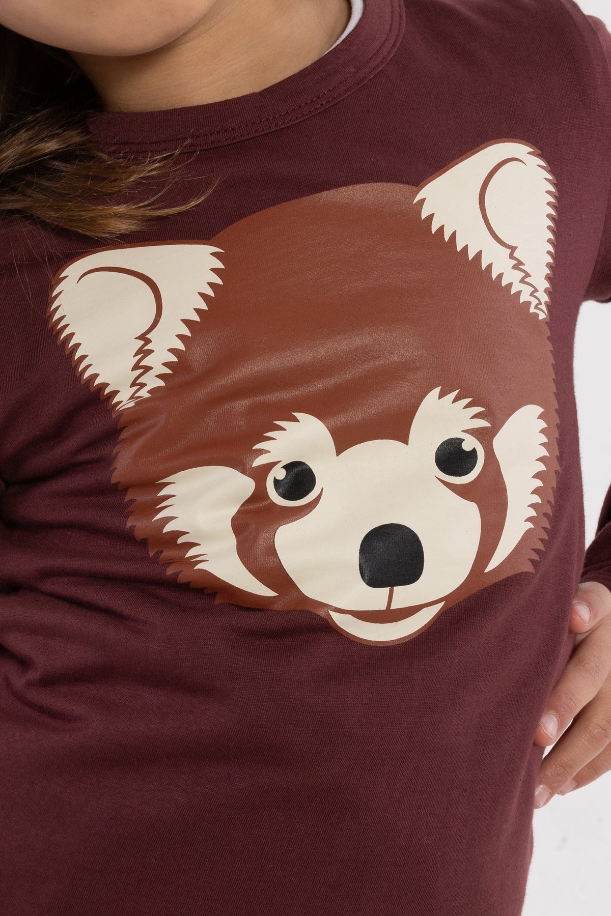 Sød langærmet bluse i vinrød med print af rød panda til børn fra Dyr Cph