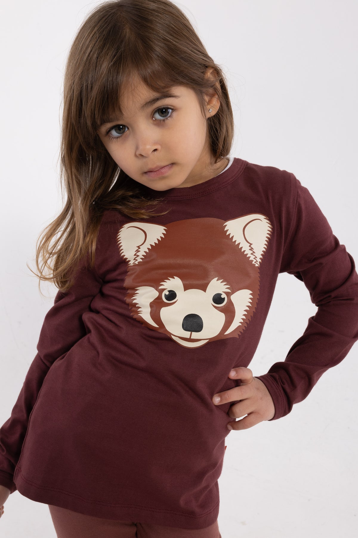 Sød langærmet bluse i vinrød med print af rød panda til børn fra Dyr Cph