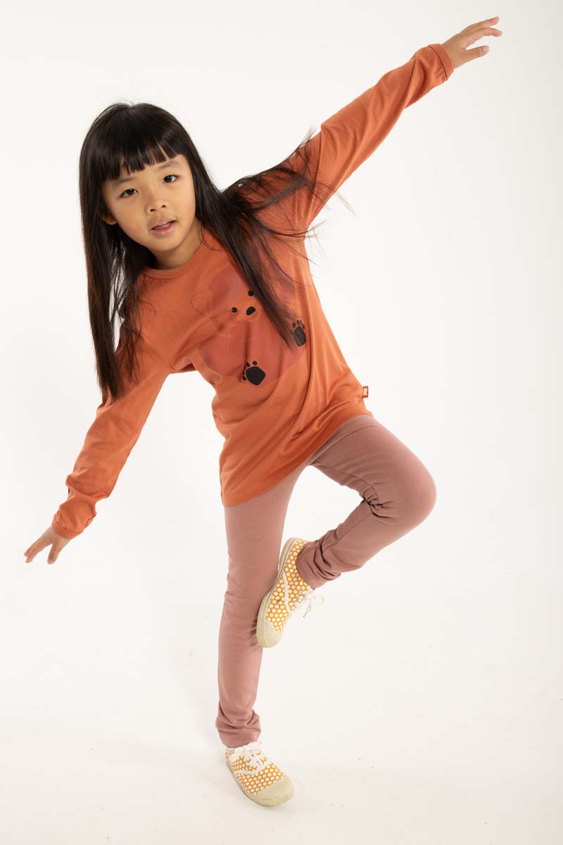 Langærmet bluse til børn med rød panda på maven