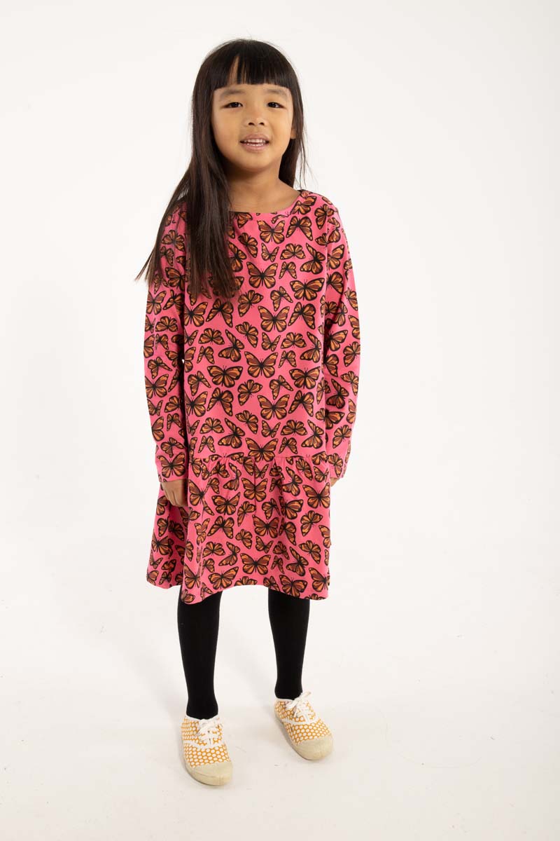 Sød kjole til børn med print af fine sommerfugle