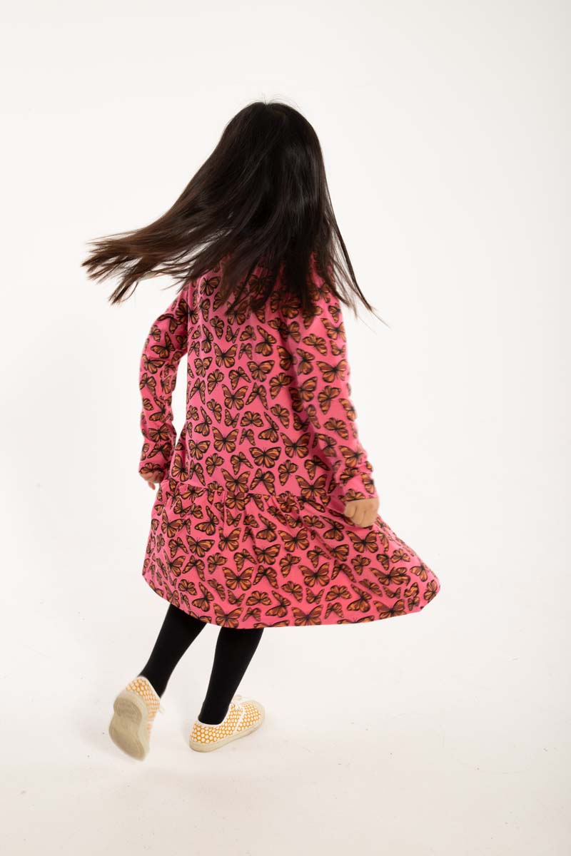 Sød kjole til børn med print af fine sommerfugle