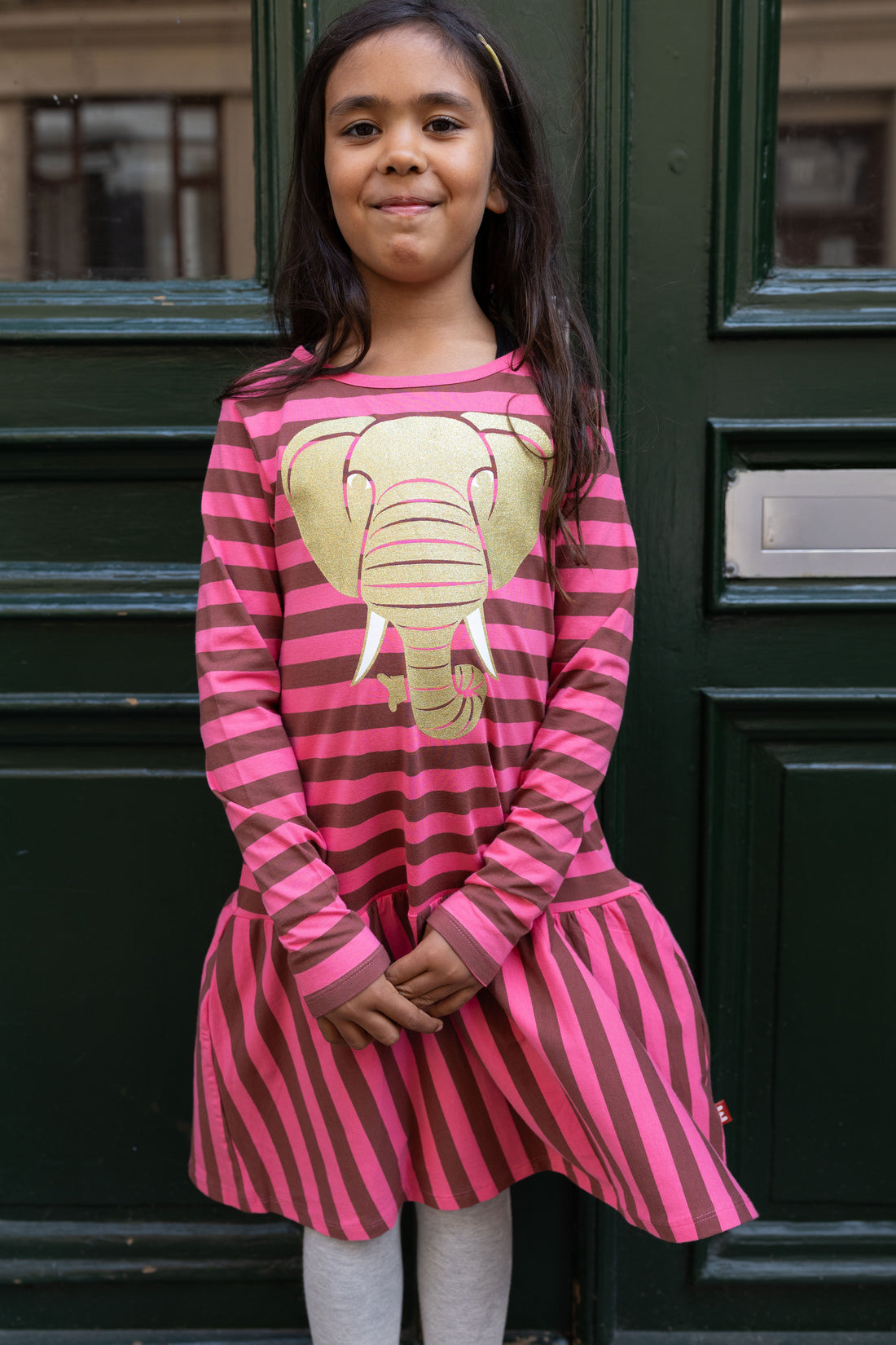 Sød stribet kjole til børn med print i glitter af elefant