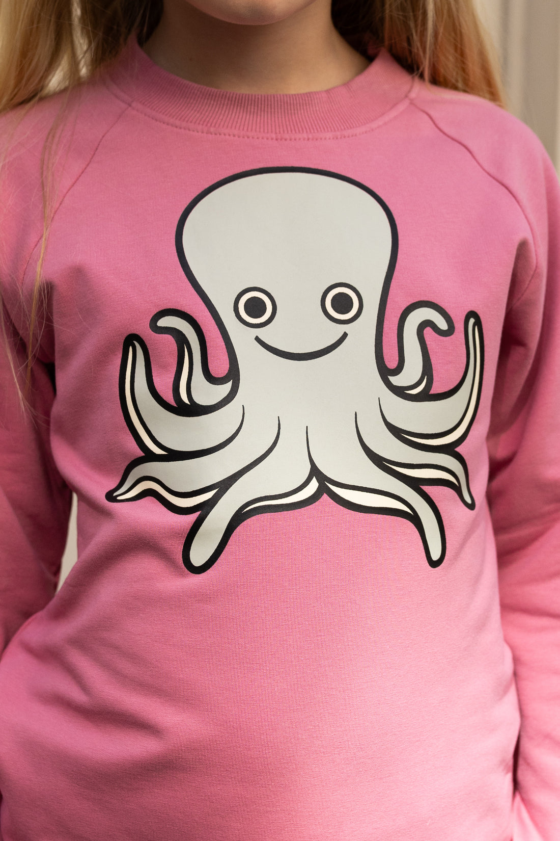 Skøn lyserød sweatshirt til børn med print af blæksprutte